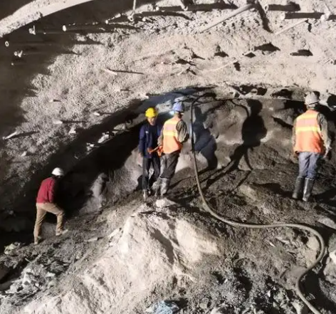 东昌隧道拱顶带模注浆料，微膨胀注浆料的特点及施工工艺